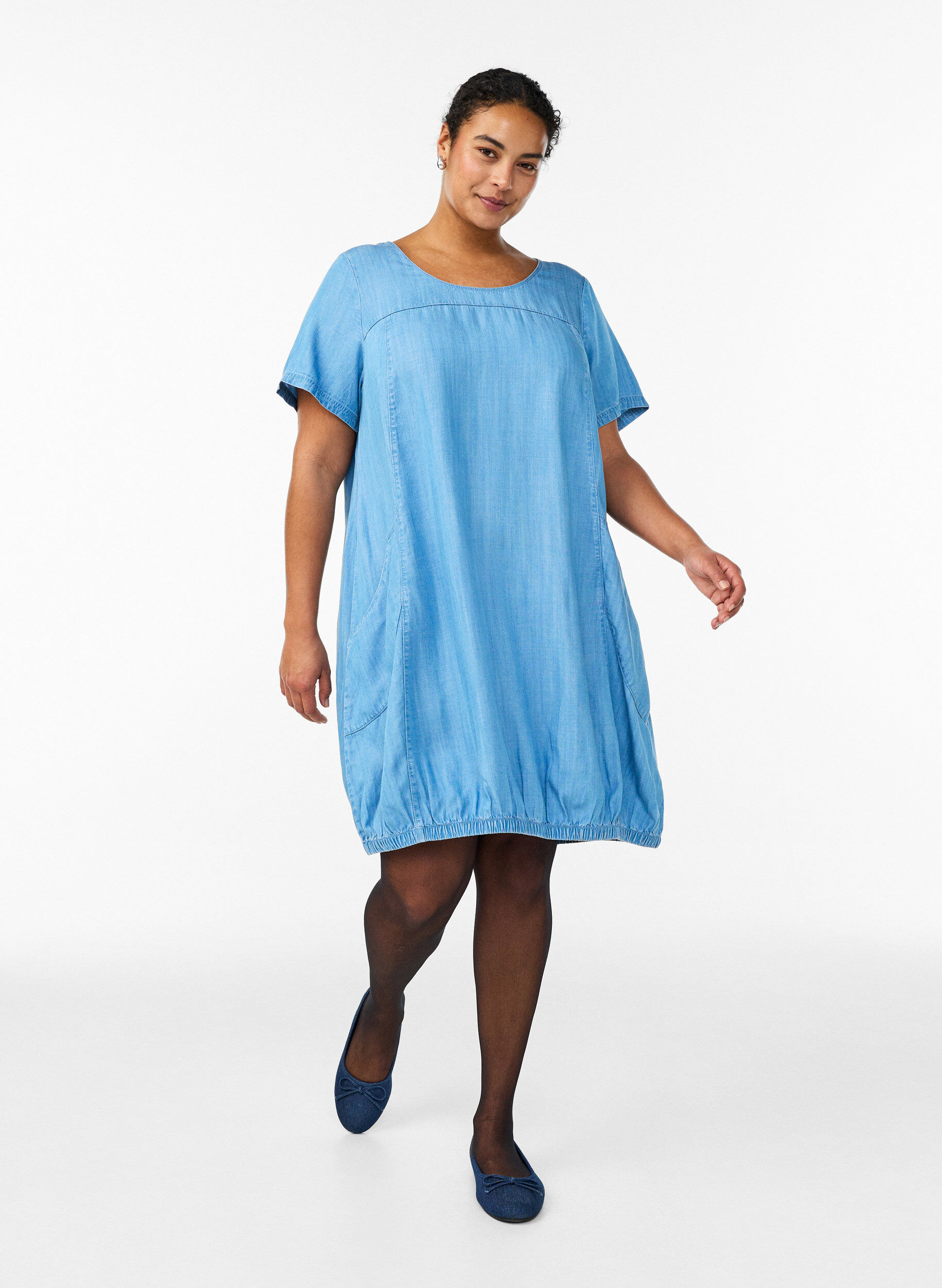 Zizzifashion Short dress in lyocell denim with a balloon fit, Light Blue, Model image number 1