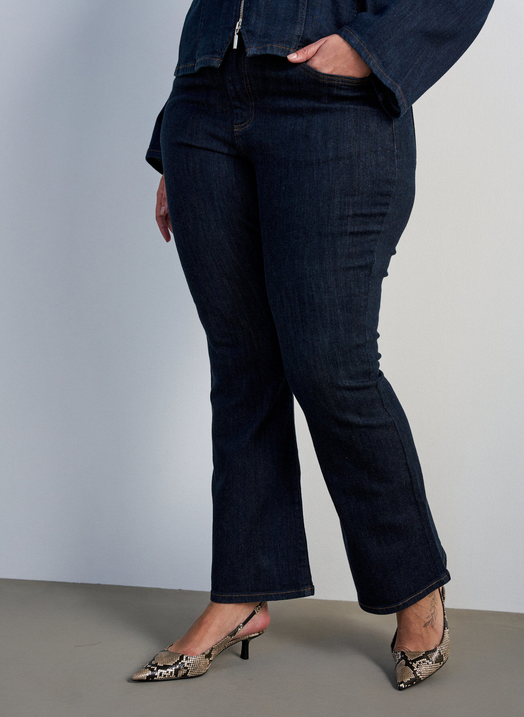 ZizzifashionEllen high-waisted bootcut jeans, Blue, Model image number 2