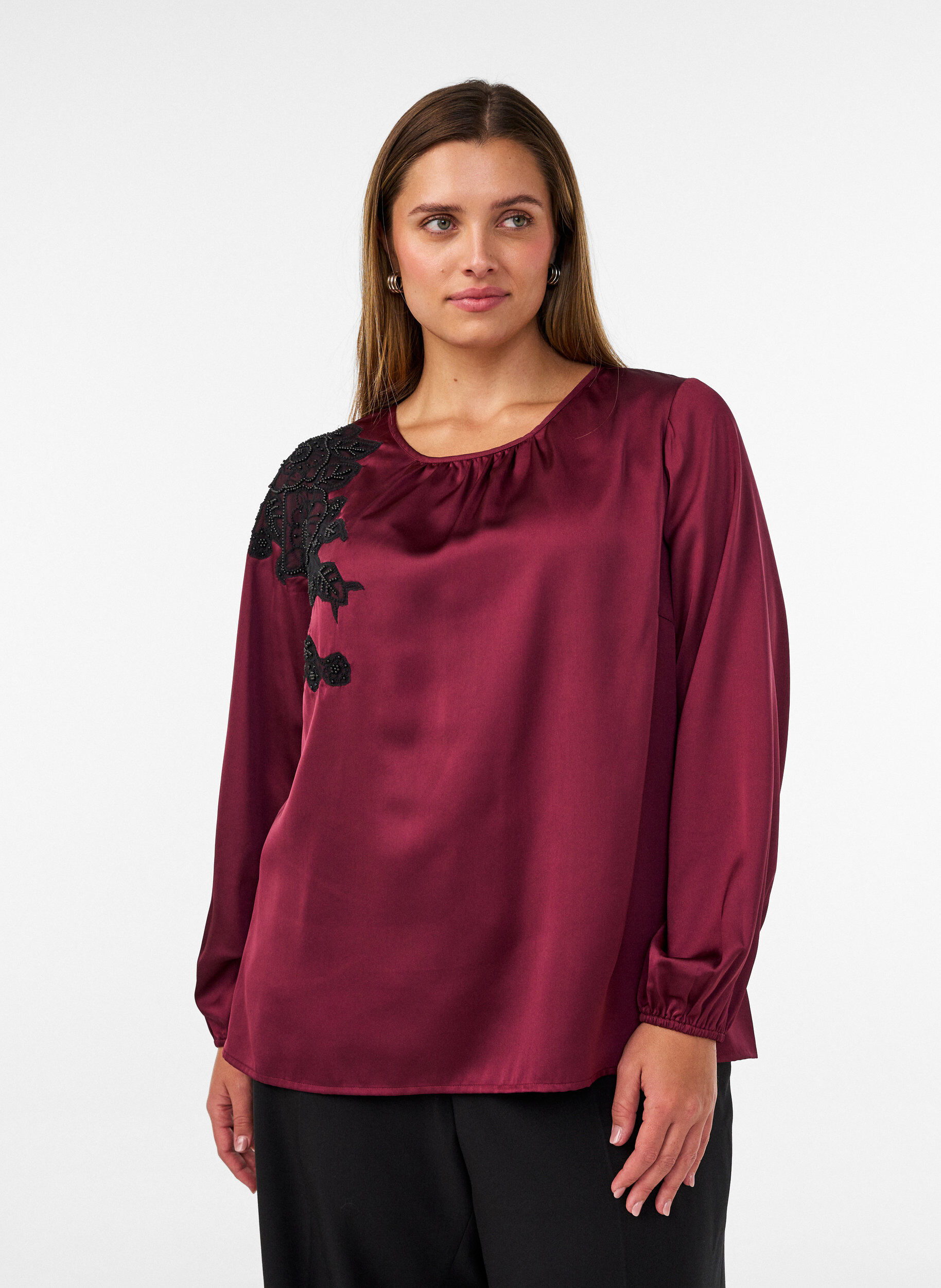 ZizzifashionSatin blouse with lace appliqu&eacute; and pearls, Red, Model image number 0