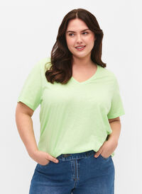 Short-sleeved basic t-shirt with v-neck, Paradise Green, Model