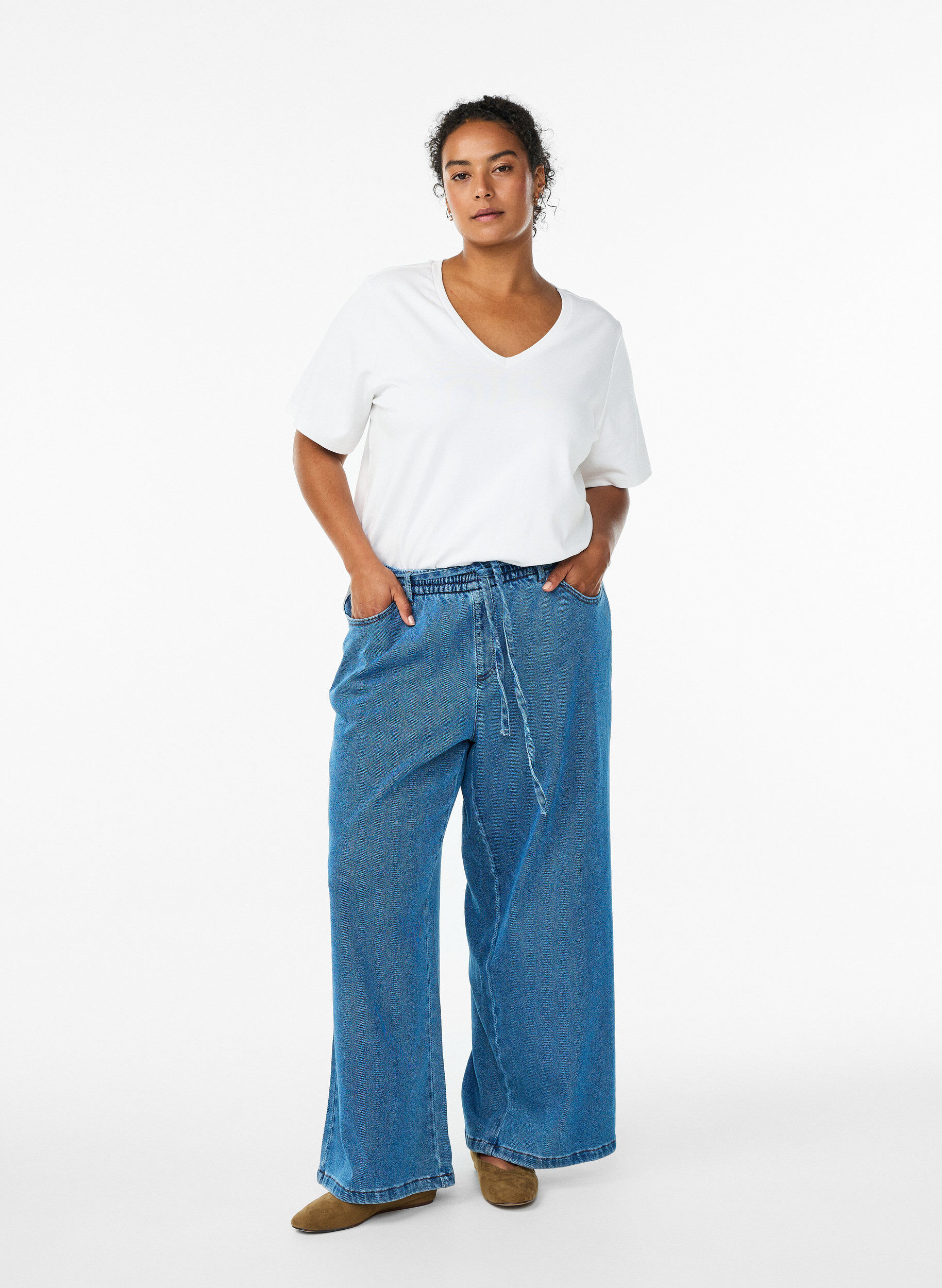 Loose-fit jeans with an elasticated waistband and a drawstring, Blue, Model