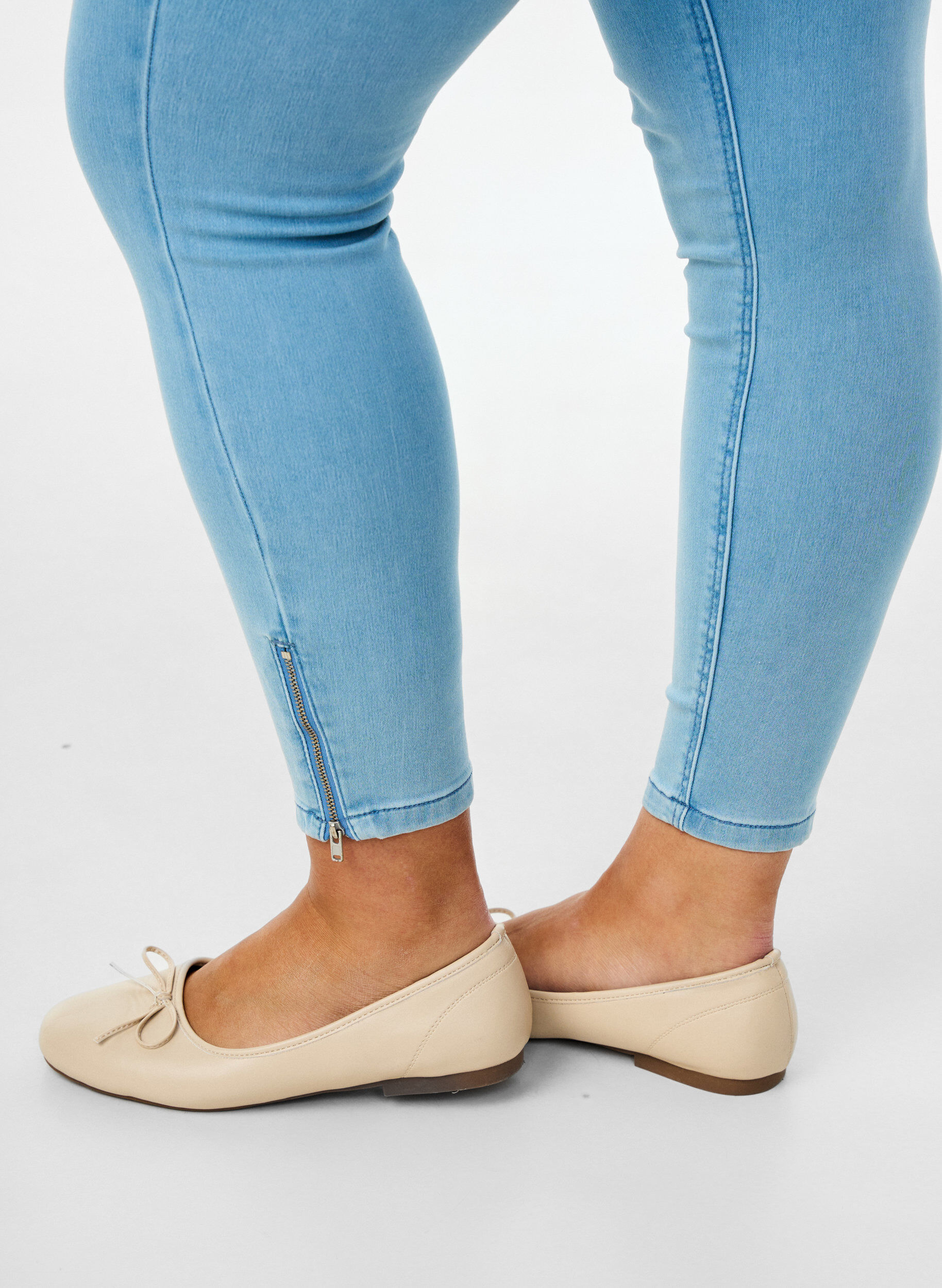 ZizzifashionCropped Amy jeans with a zip, Light Blue, Model image number 2