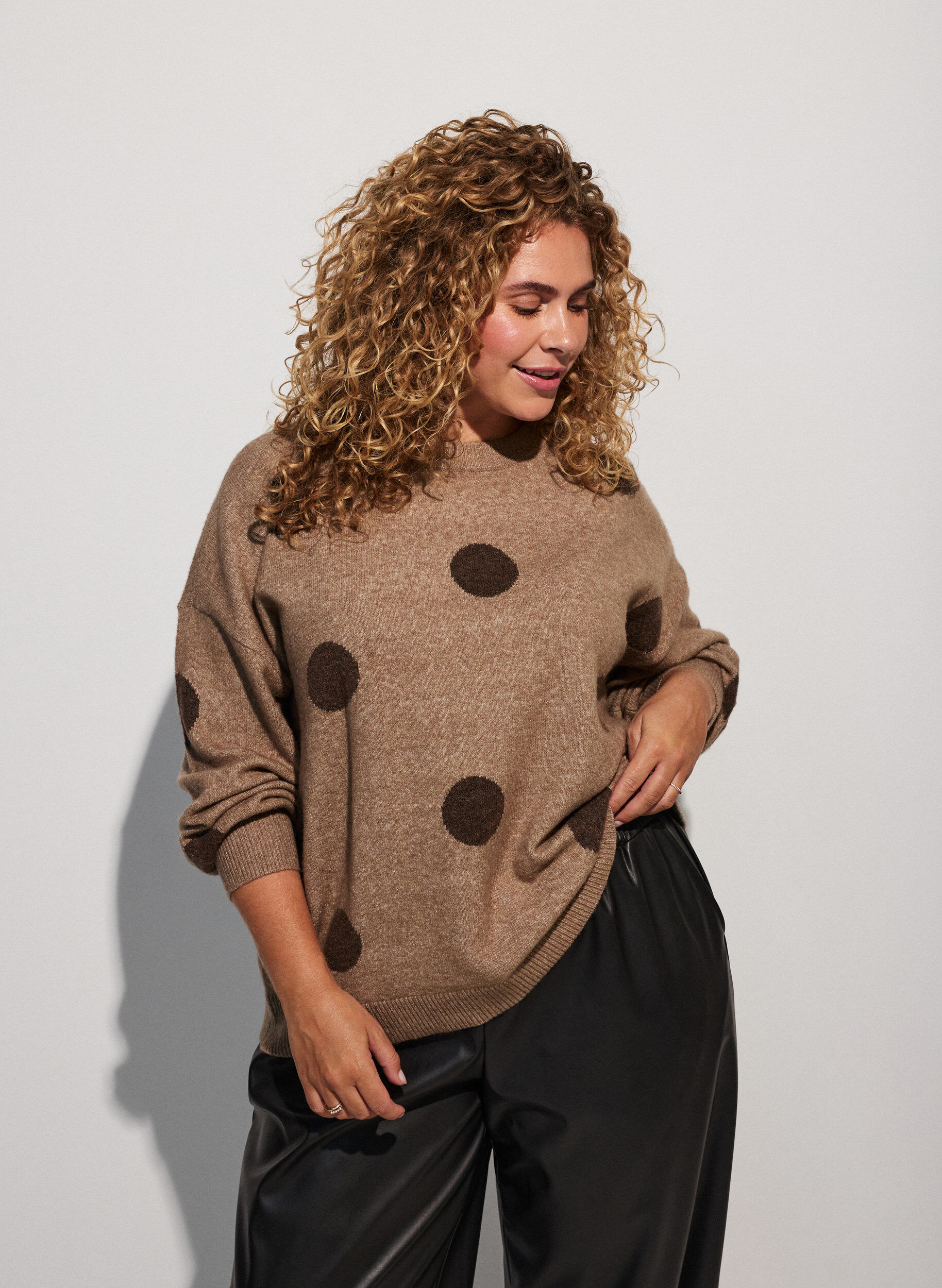Knitted blouse with a dotted pattern, Brown, Model