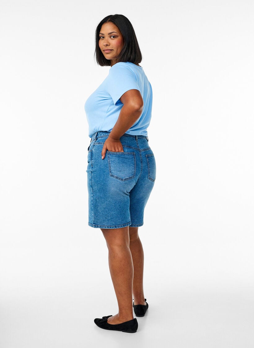 Loose high-waisted denim shorts, Light Blue, Model image number 2