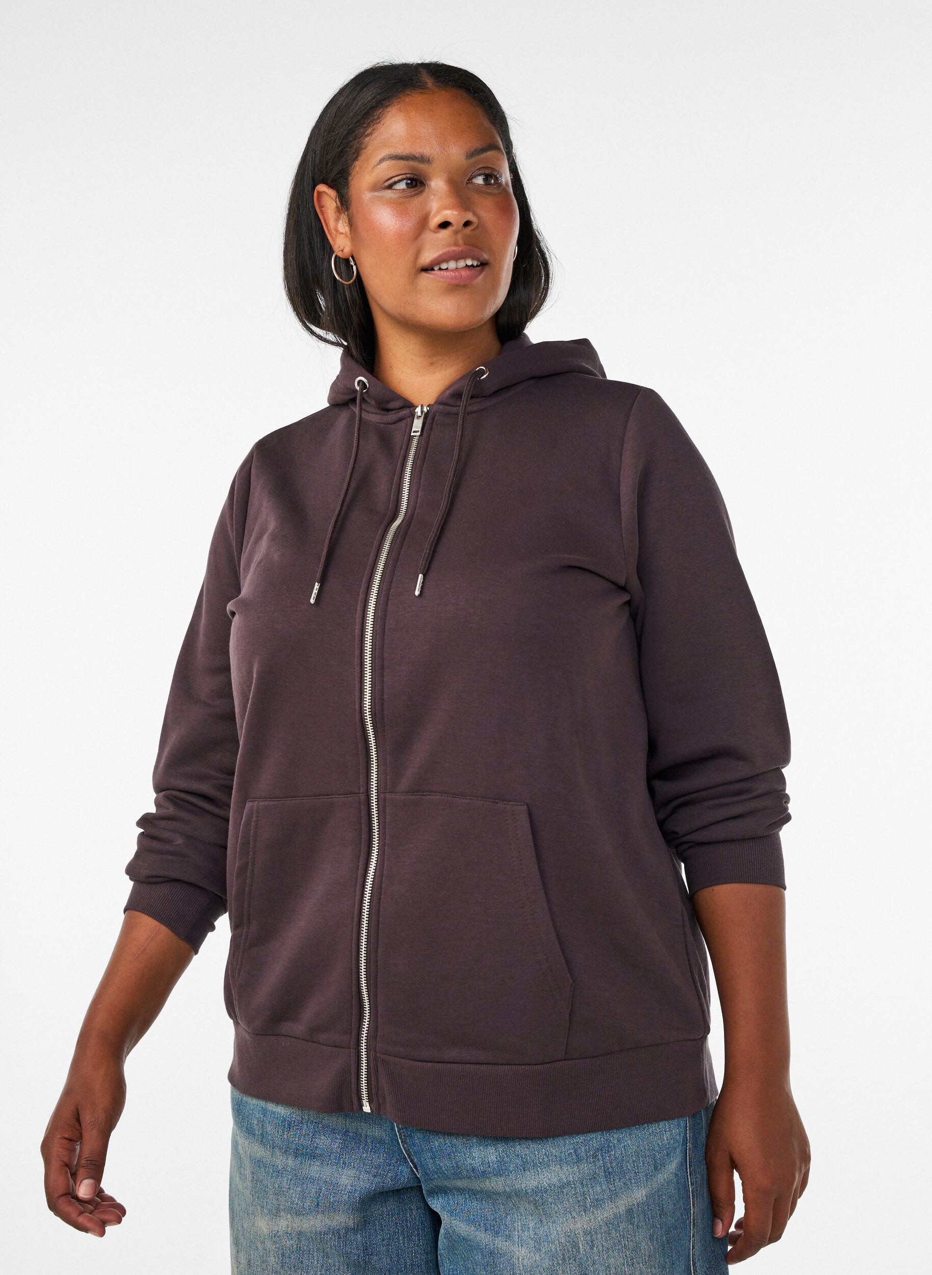 Hooded sweatshirt with a zip and pockets, Brown, Model