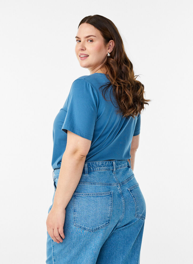 Solid coloured basic t-shirt in cotton, Grey, Model image number 2