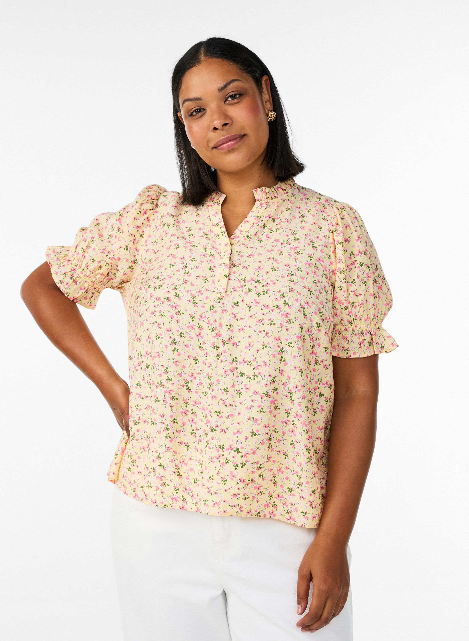 Floral viscose blouse with short sleeves and a ruffle collar, Yellow, Model