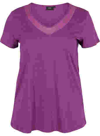 Short-sleeved T-shirt with V-neck and mesh