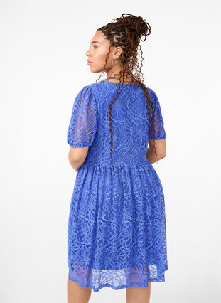 Short-sleeved lace dress with v-neck - Blue - Sz. 40-64 - Zizzifashion Short-sleeved lace dress with v-neck - Blue - Sz. 40-64 - Zizzifashion