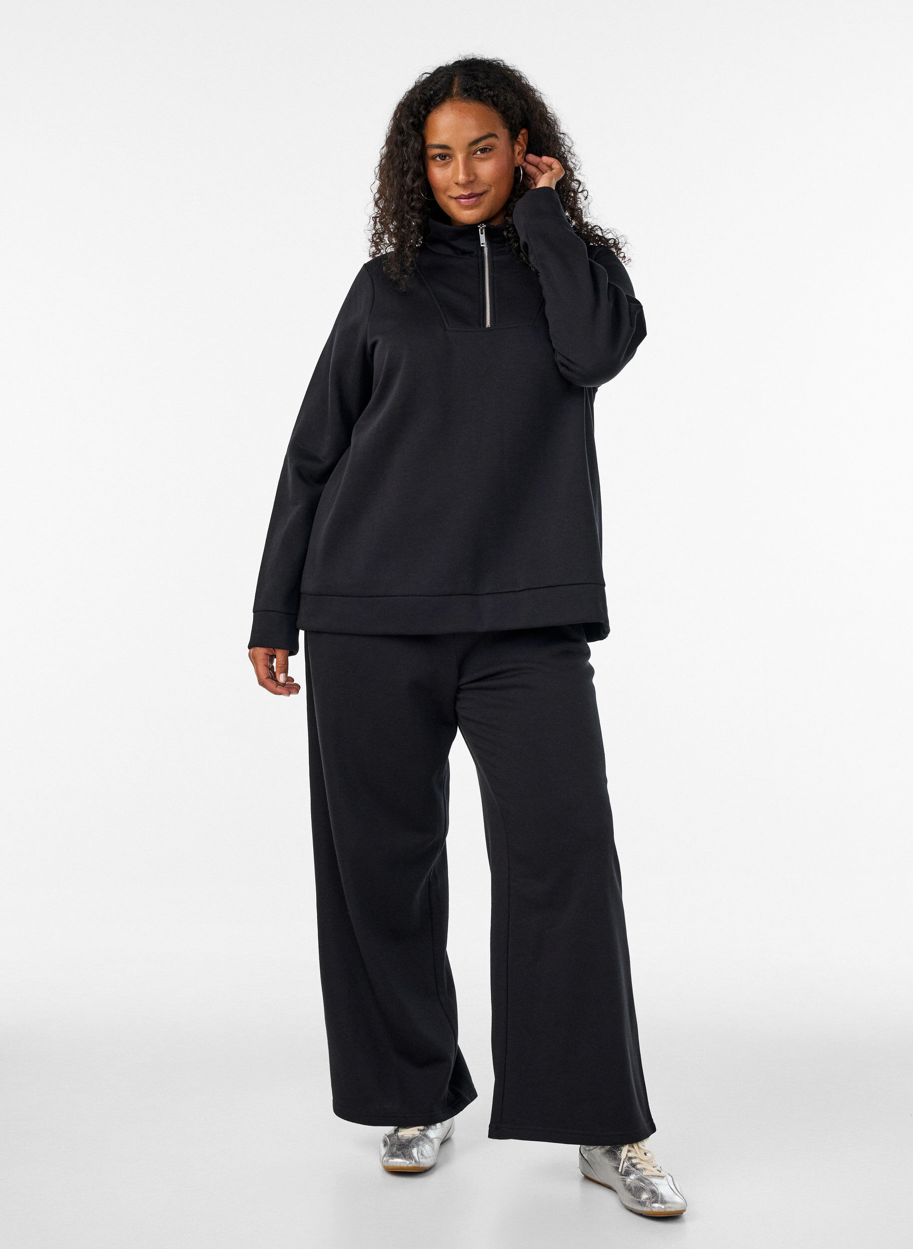 High-waisted sweatpants with wide legs, Black, Model