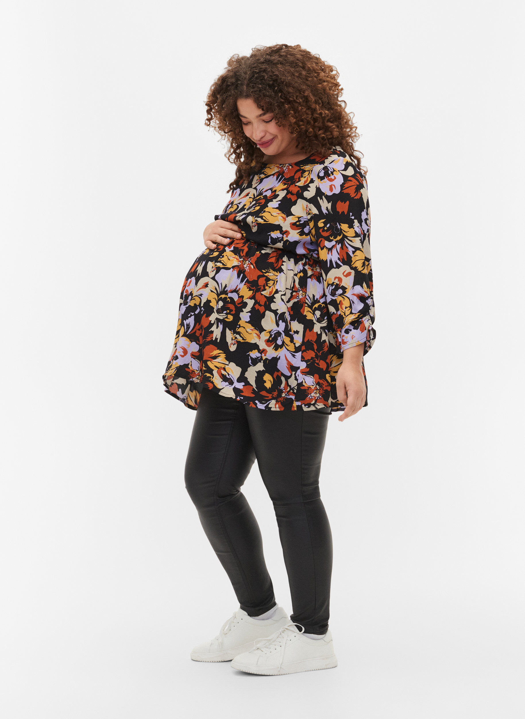 Zizzifashion Maternity blouse in viscose and print, Black Flower AOP, Model image number 2