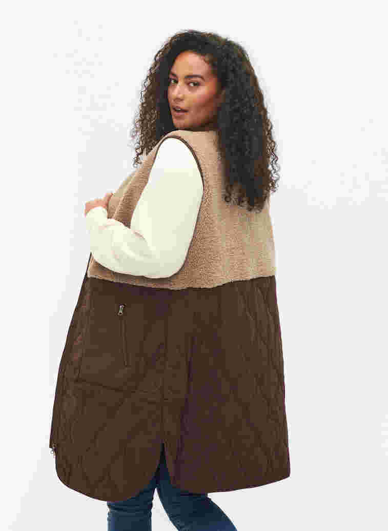Long quilted vest with teddy and pockets, Fungi Comb, Model image number 1