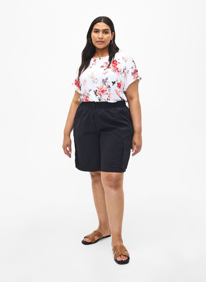 High-waisted Shorts with cargo pockets, Black, Model image number 3