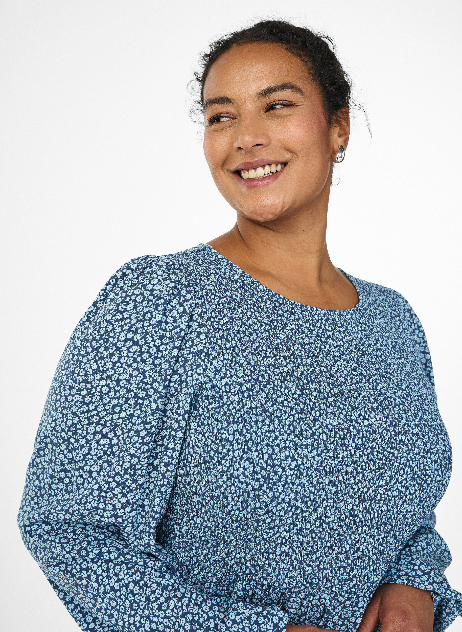 ZizzifashionDress with a smocked top and ditsy floral pattern, Blue, Model image number 3