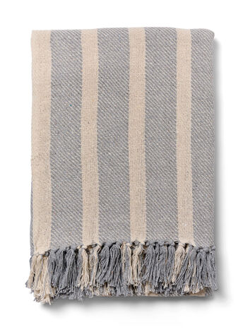 Patterned throw with fringes