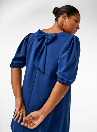 Short dress with bow detail on the back - Blue - Sz. 40-64 - Zizzifashion Short dress with bow detail on the back - Blue - Sz. 40-64 - Zizzifashion