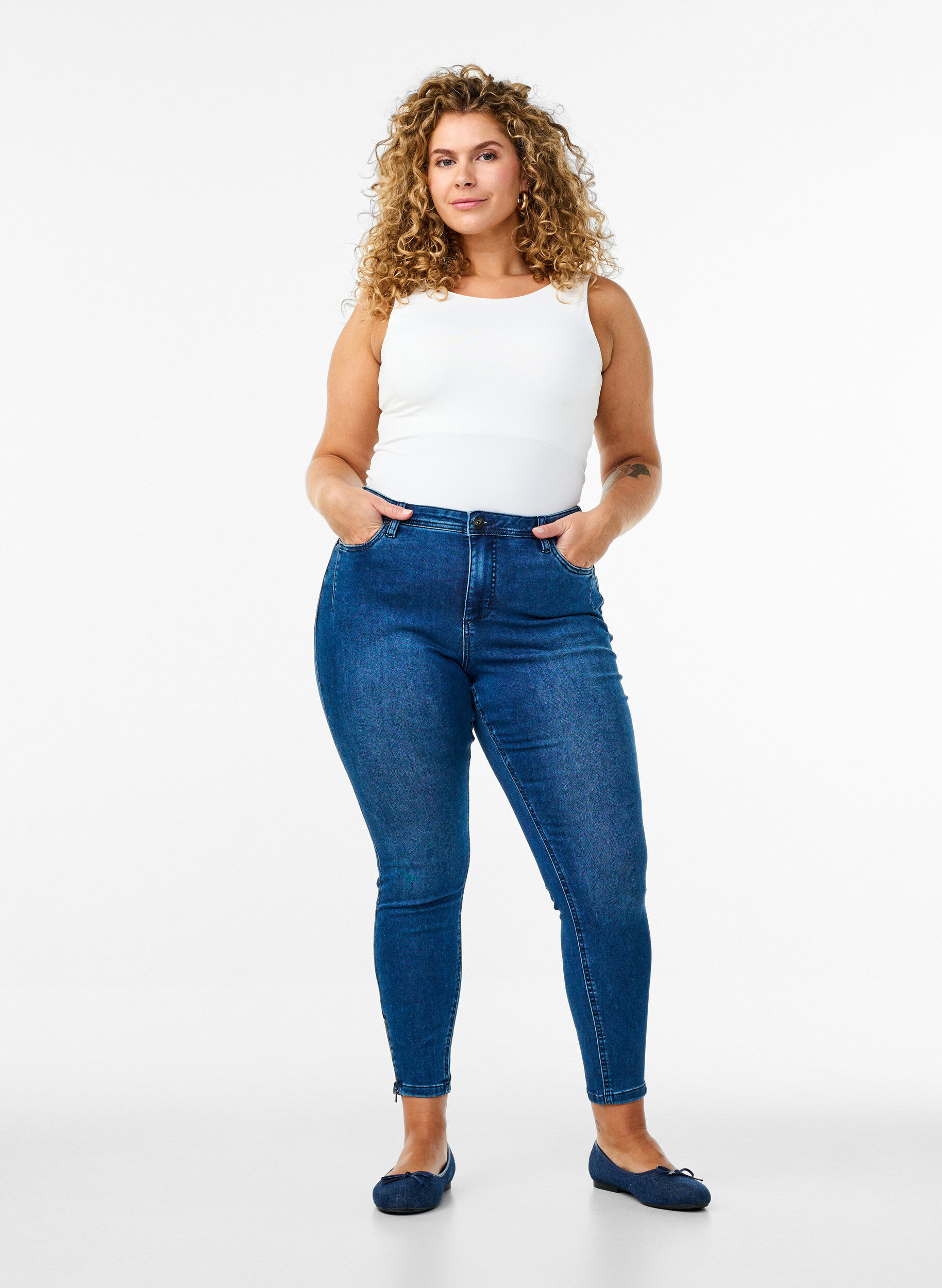 Cropped Amy jeans with a zip, Blue, Model