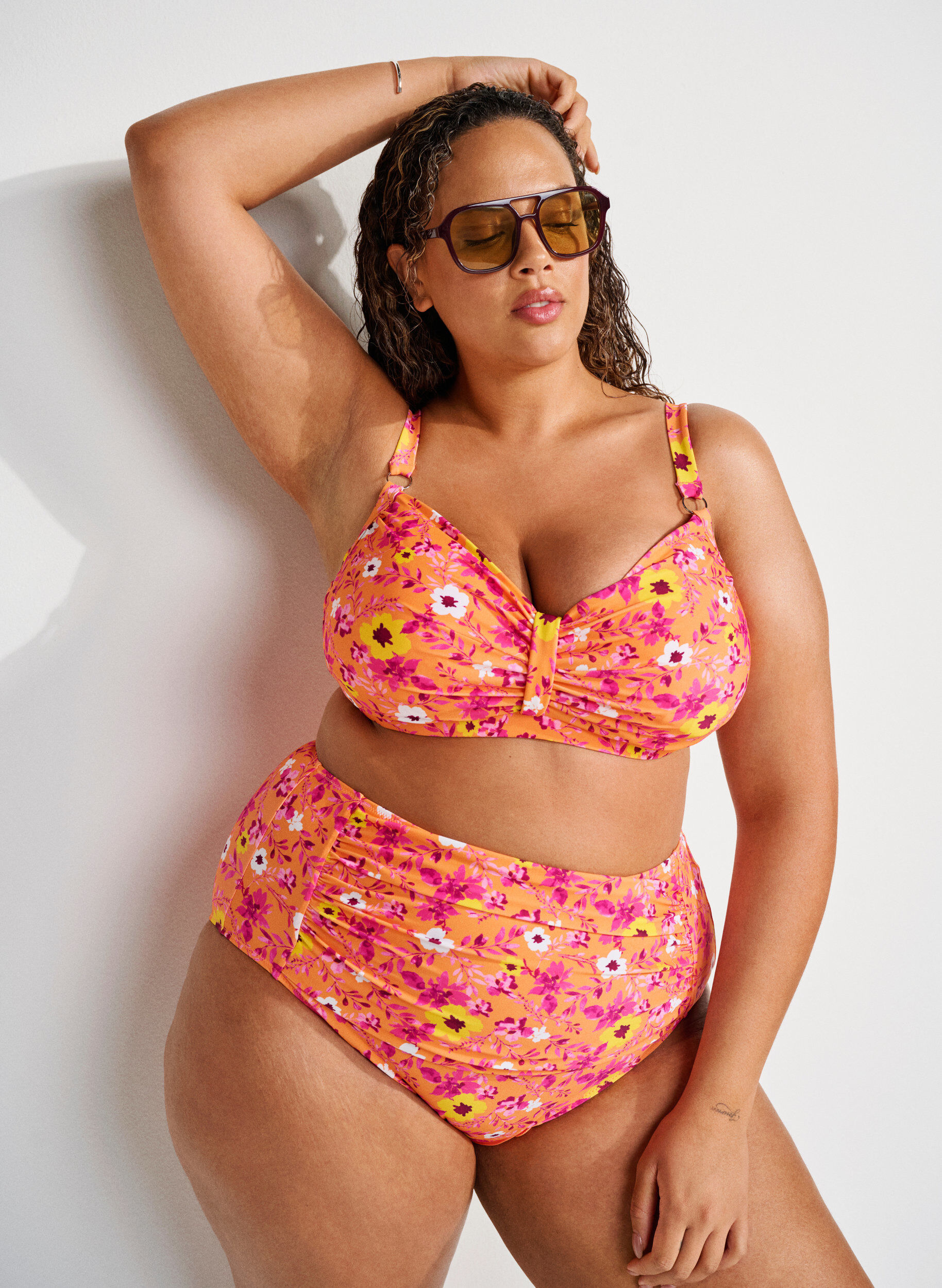 Bikini top with underwire and pattern