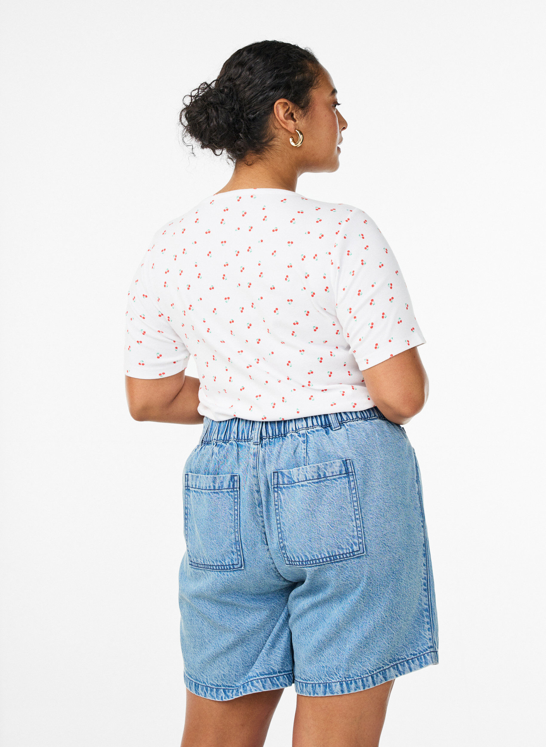 Zizzifashion Loose denim shorts with high waist, Light Blue, Model image number 2