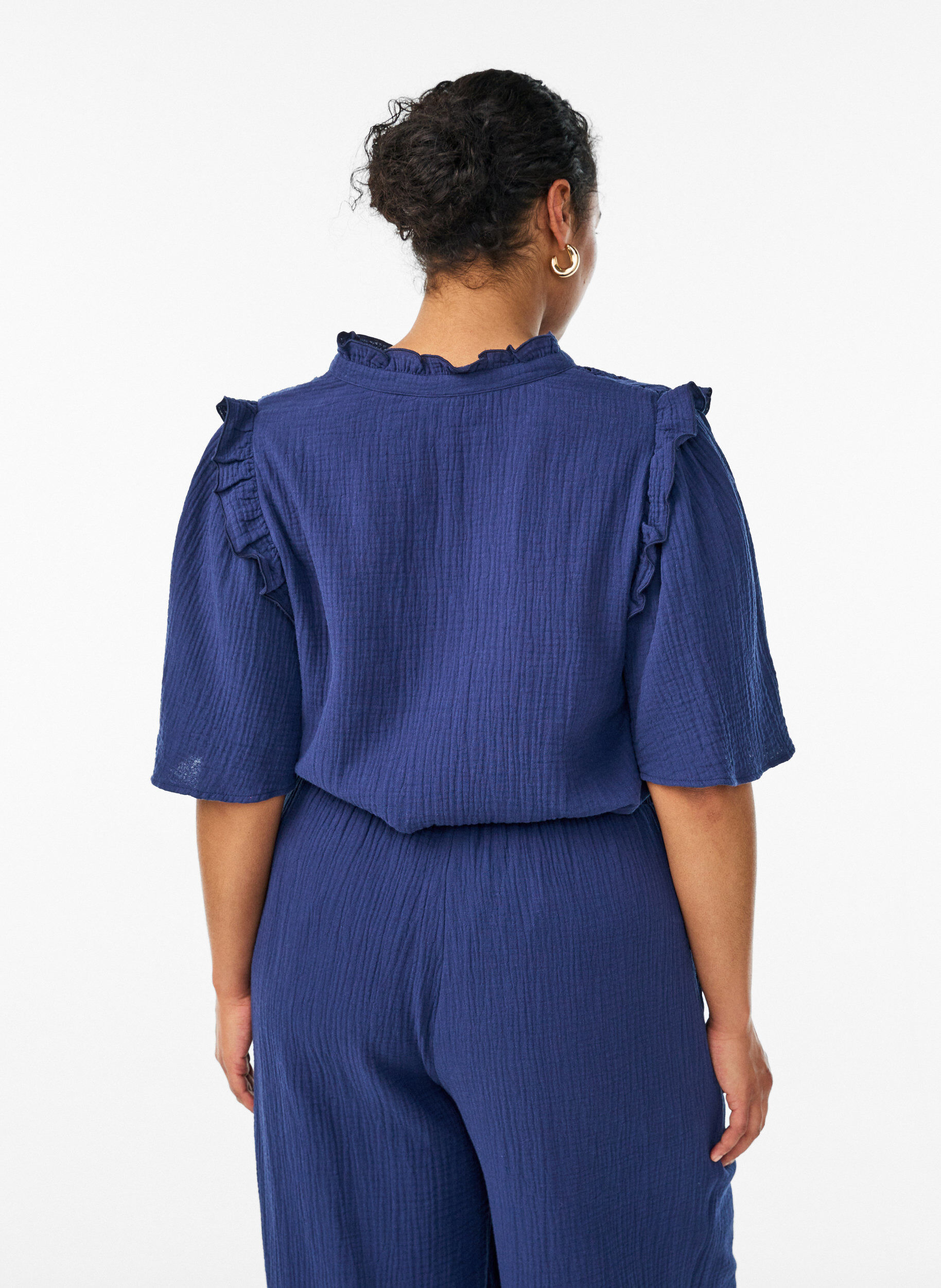 ZizzifashionBlouse in cotton muslin with broderie anglaise and 1/2 sleeves, Blue, Model image number 2