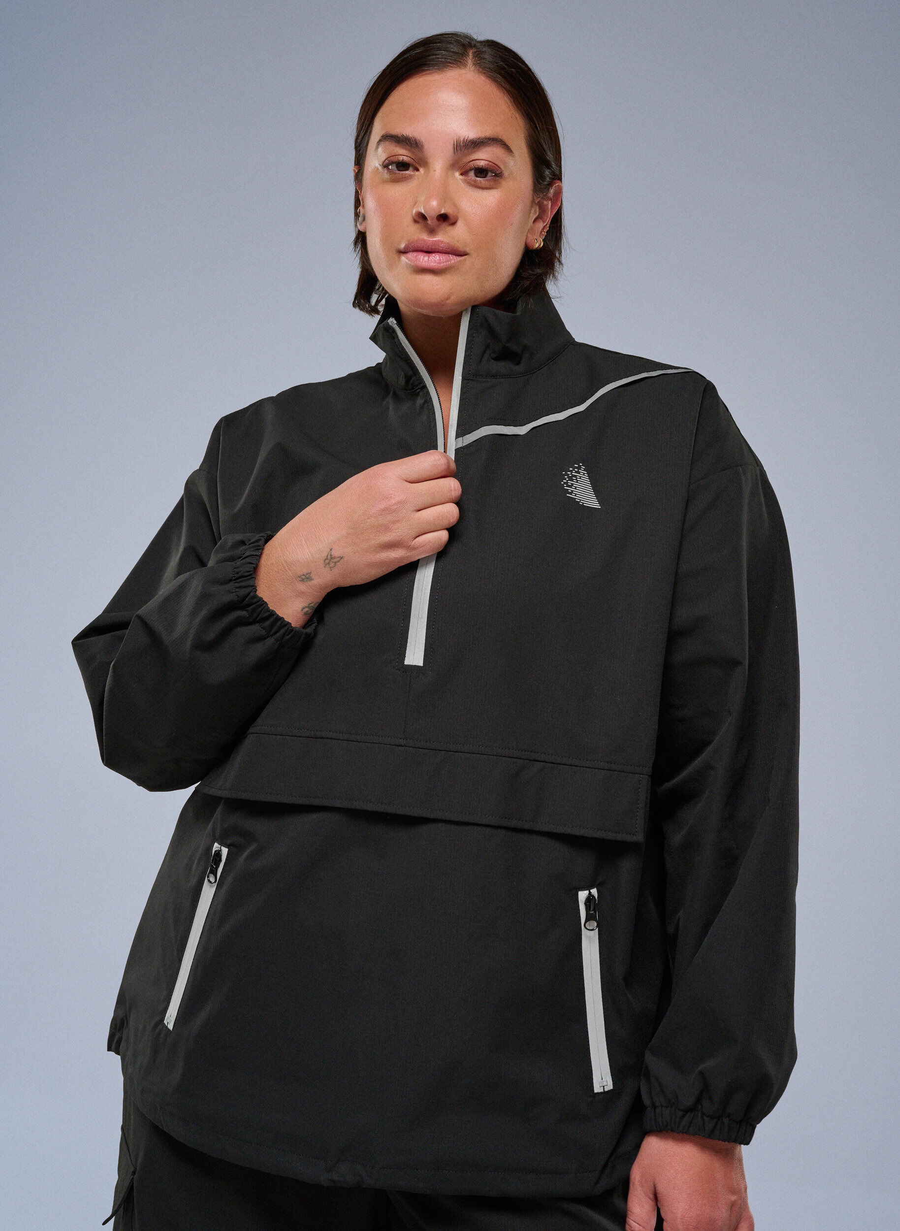 Sporty anorak with reflective details and pockets