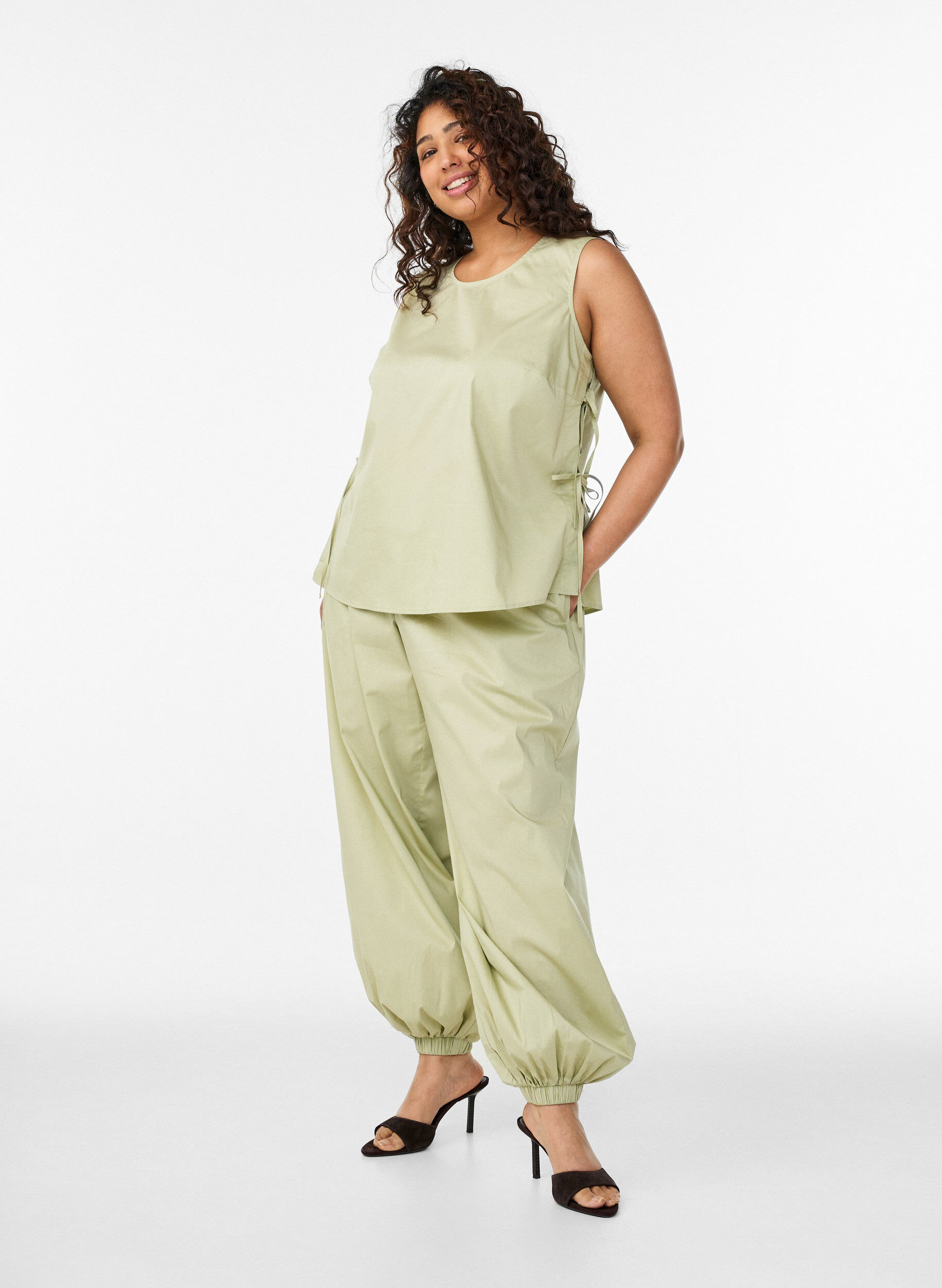 High-waisted balloon trousers with an elasticated waistband, Green, Model