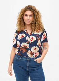 Blouse with short sleeves and v-neck, Navy B. Rose AOP, Model