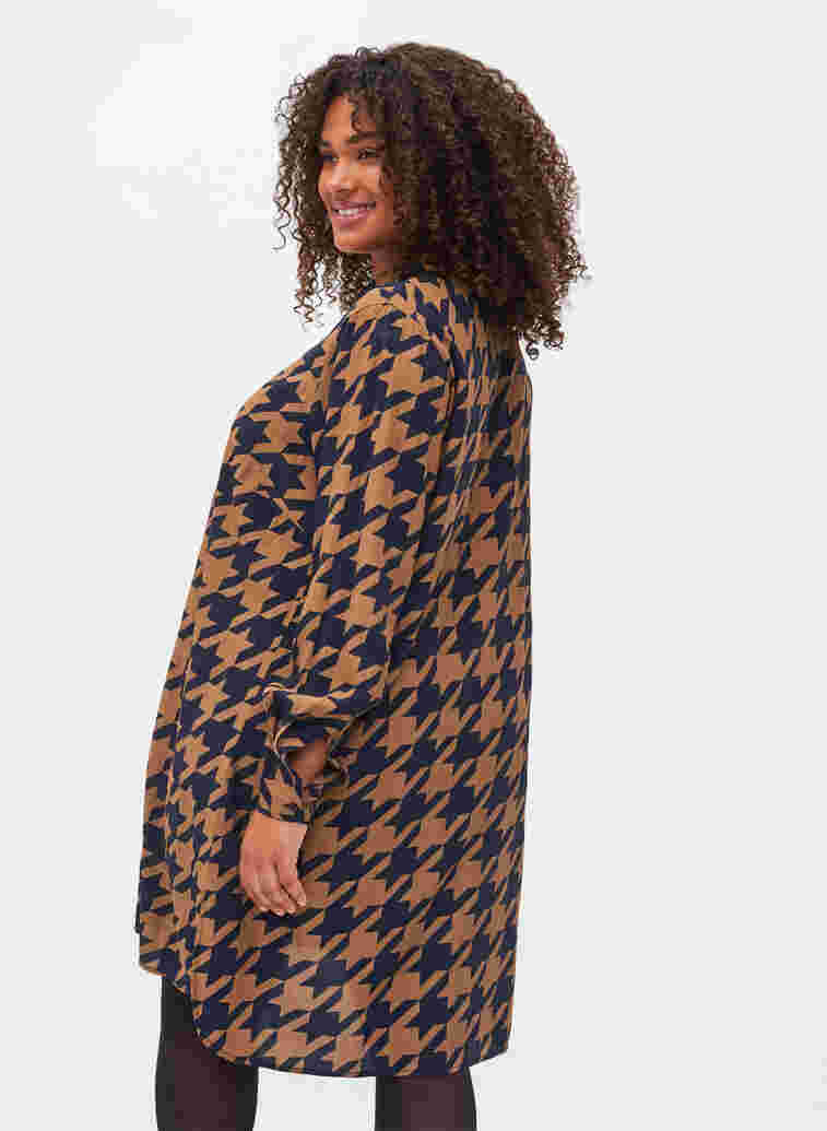 Long patterned viscose shirt, Brown Houndsthooth, Model