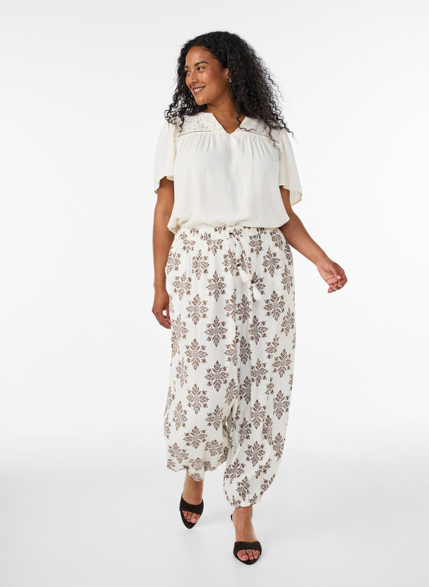 ZizzifashionBlouse in viscose with broderie anglaise, Beige, Model image number 1