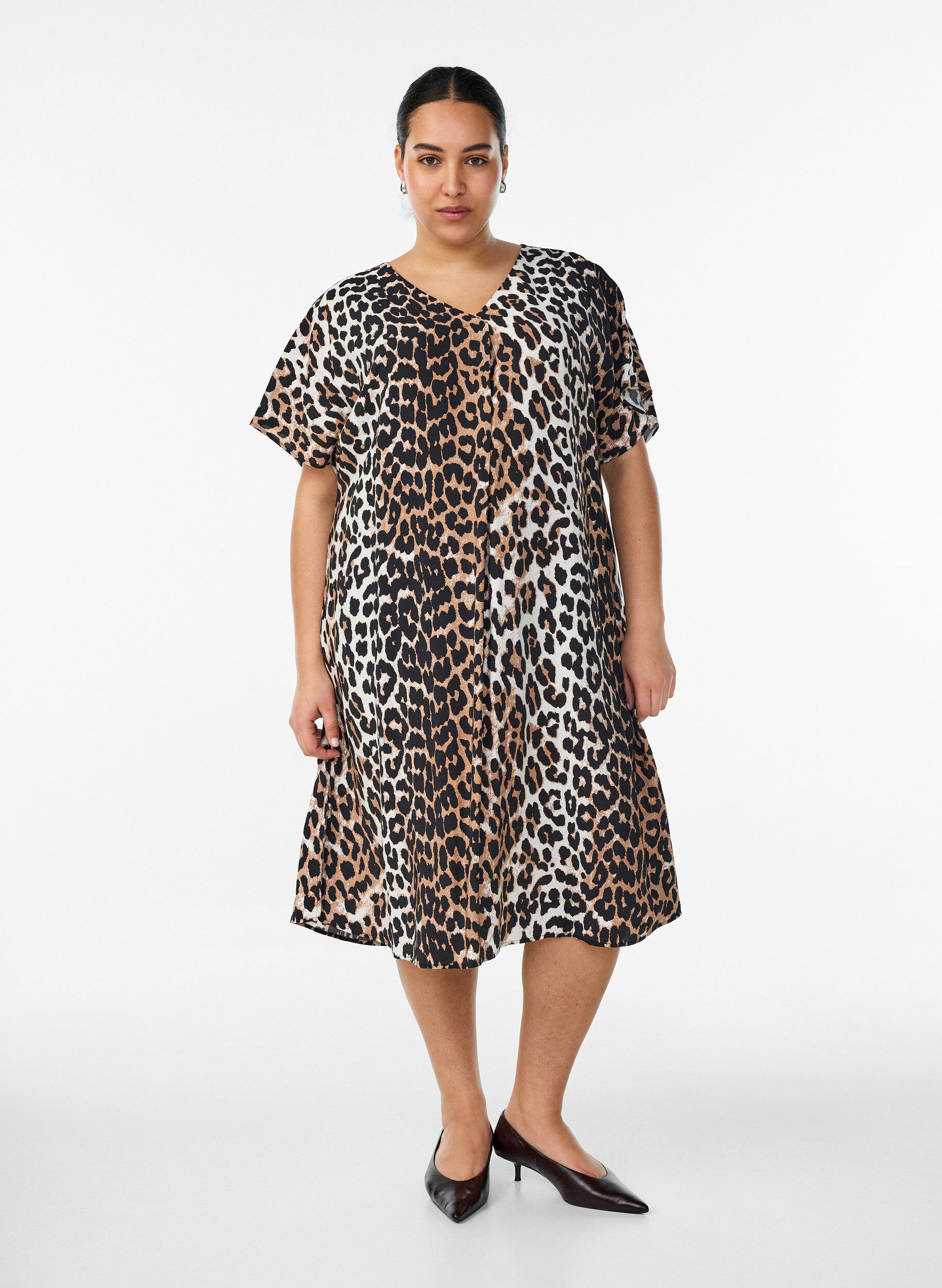 V-neck dress in viscose, Brown, Model