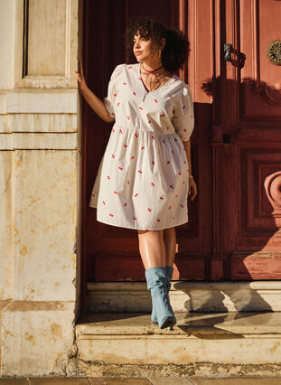 Dress with cherry print and a-shape - White - Sz. 40-64 - Zizzifashion Dress with cherry print and a-shape - White - Sz. 40-64 - Zizzifashion