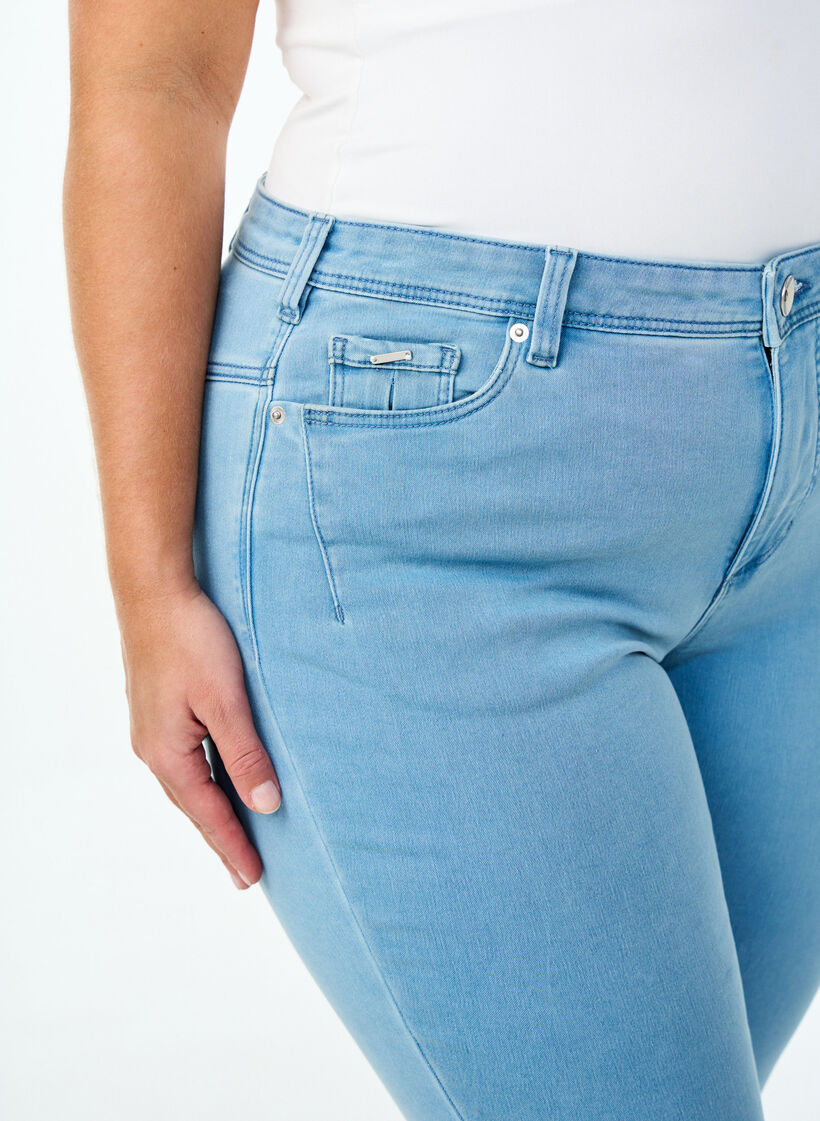 Cropped Amy jeans with zipper detail, Light Blue, Model image number 3