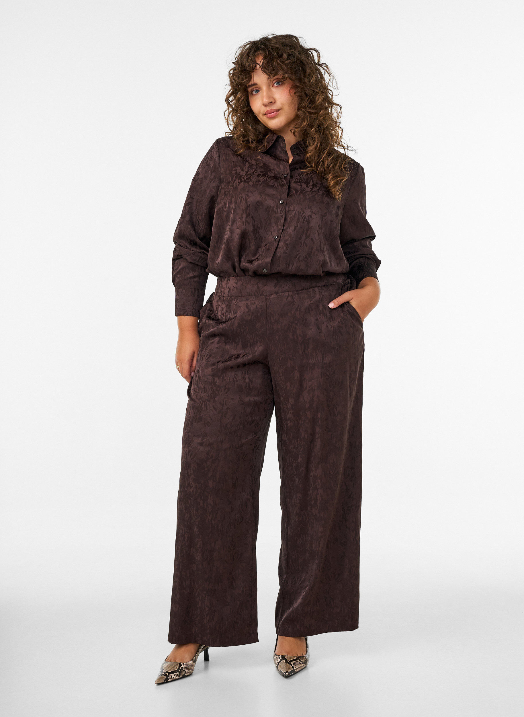 Loose trousers with paisley pattern and high waist, Brown, Model