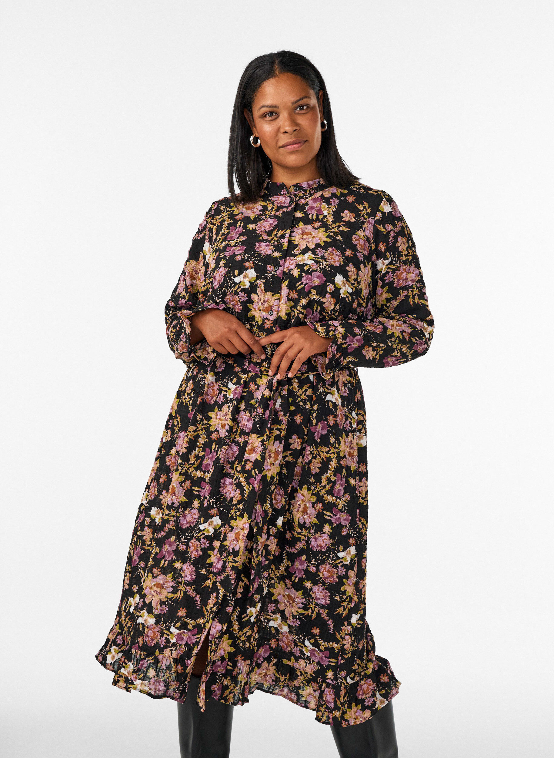 Dress with a balloon shape and structure, Black, Model