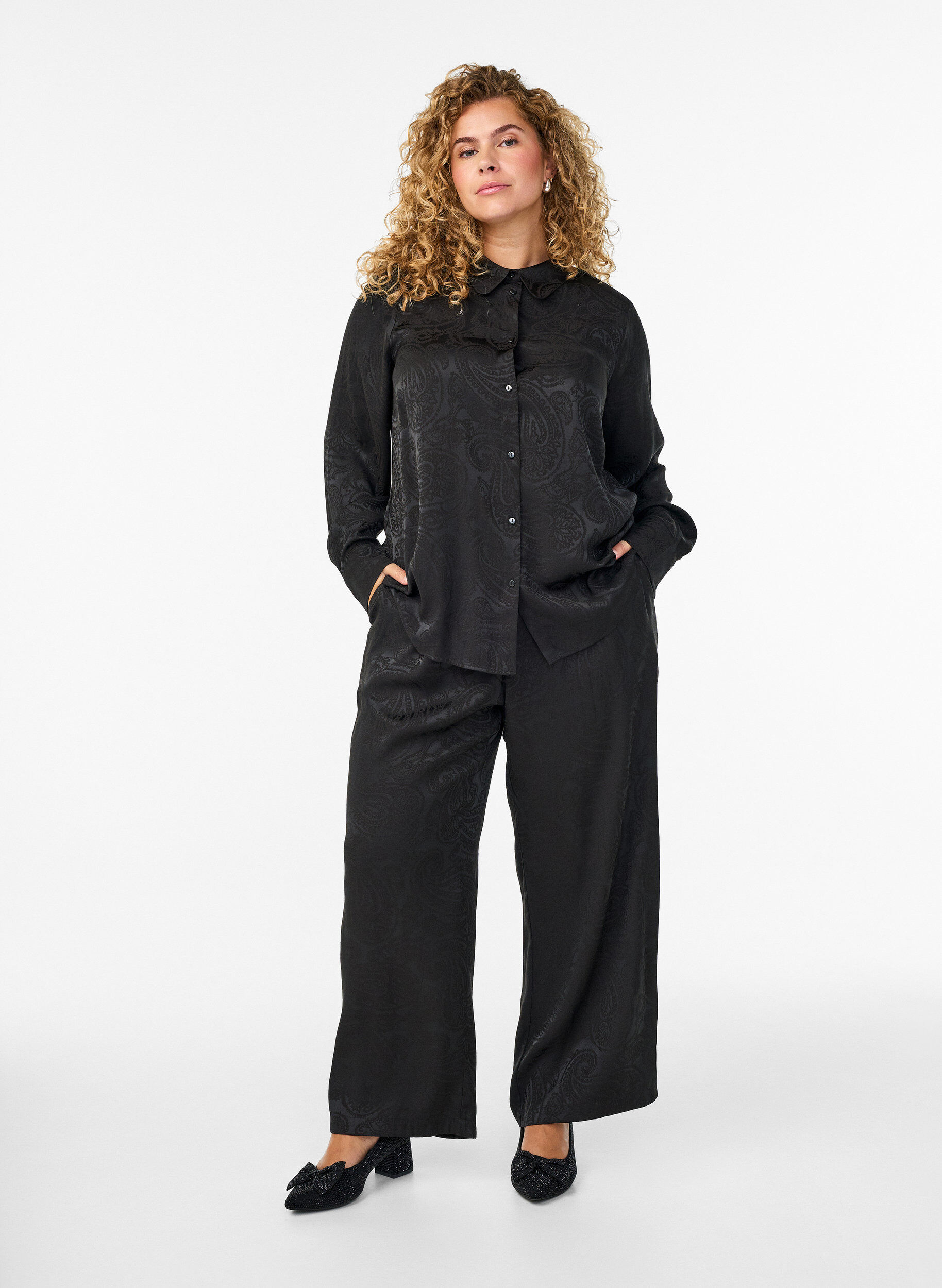 Loose trousers with paisley pattern and high waist, Black, Model