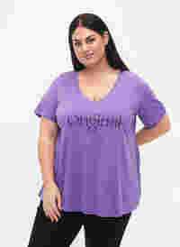 Cotton t-shirt with text print and v-neck, Deep Lavender ORI, Model