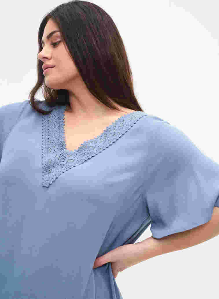 Short-sleeved viscose tunic with lace details, Coronet Blue, Model image number 2