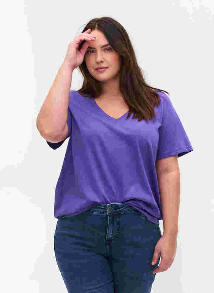 Organic cotton T-shirt with V-neckline, Ultra Violet, Model