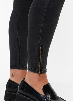 Cropped Amy jeans with a zip, Grey Denim, Model image number 2