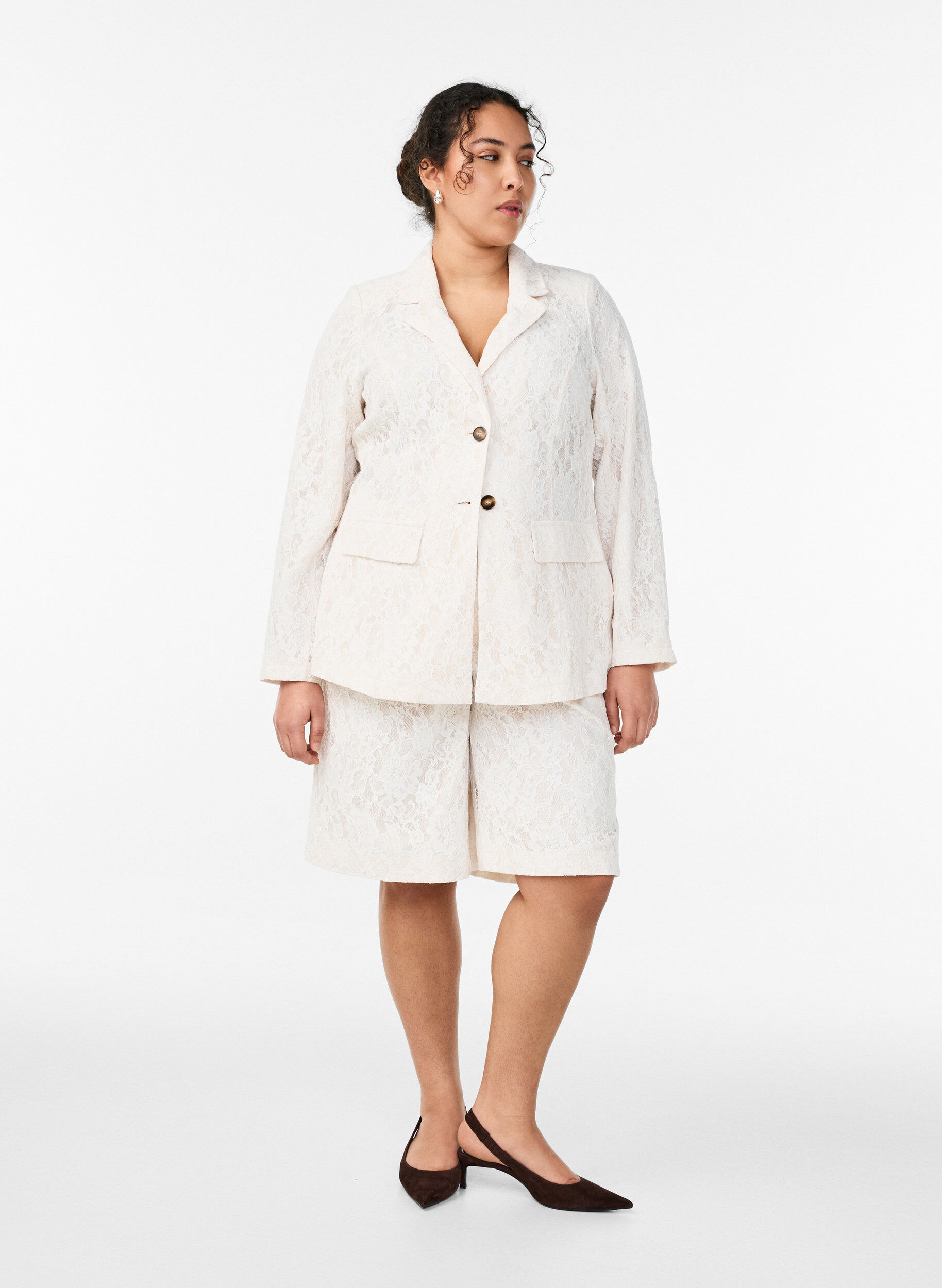 High-waisted lace Bermuda shorts, Vanilla, Model