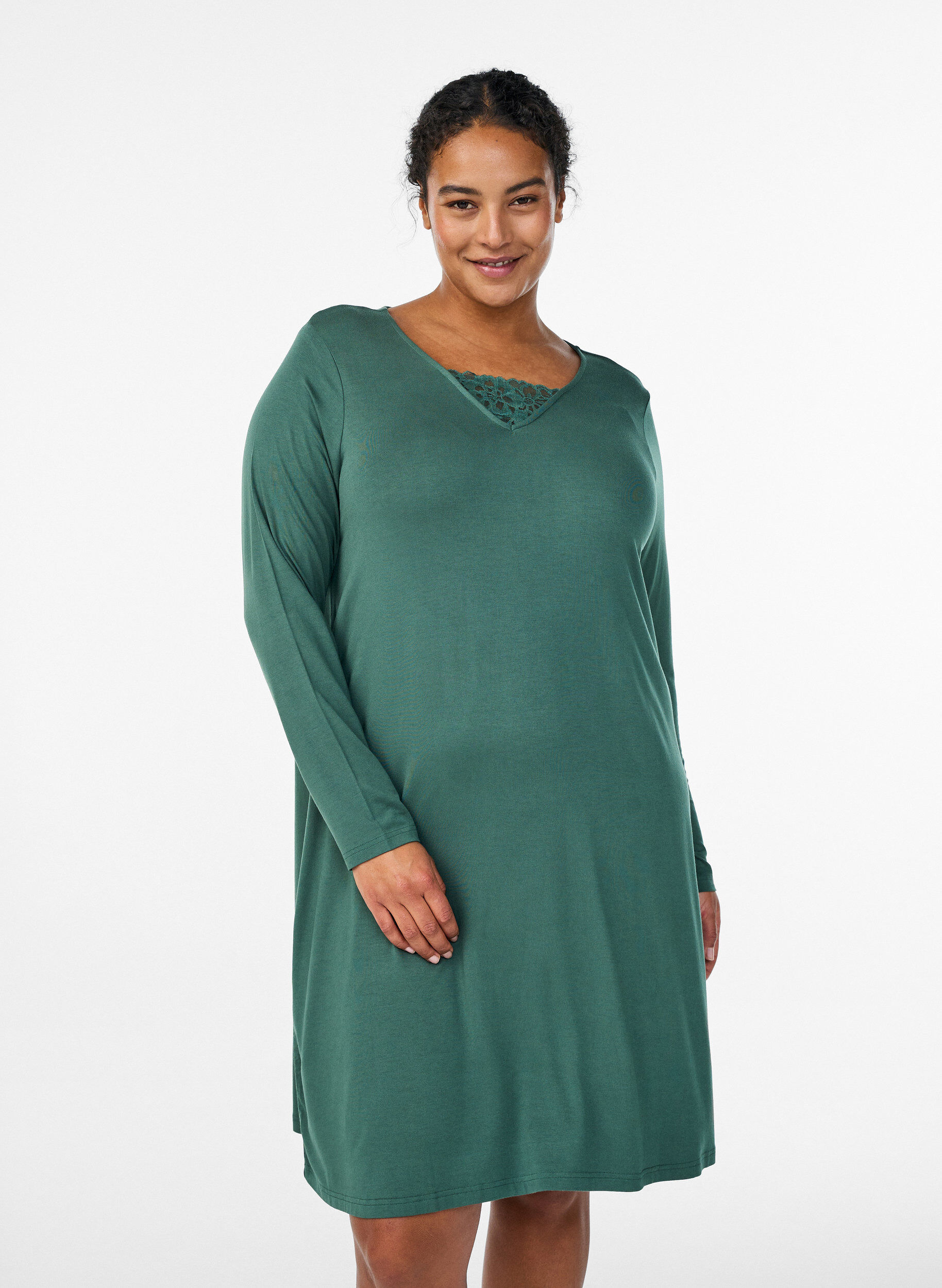 Long-sleeved nightgown with lace insert and V-neck, Green, Model