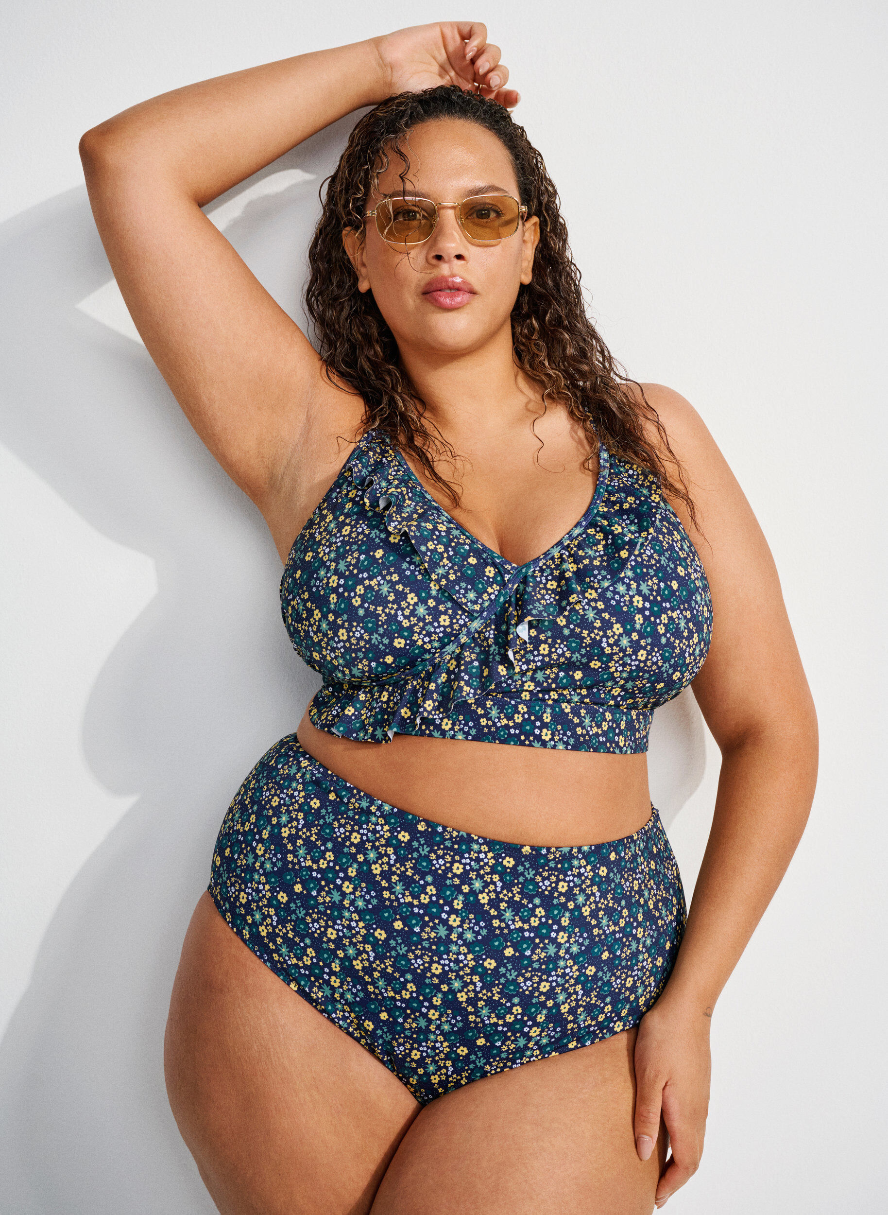 Zizzifashion Floral bikini top with ruffle detail, Petrol, Image image number 0