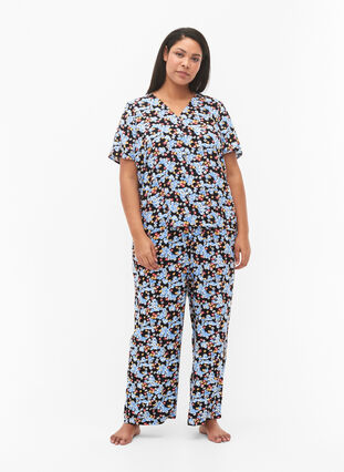 Printed pyjama top in viscose, Black Blue Flower, Model image number 2