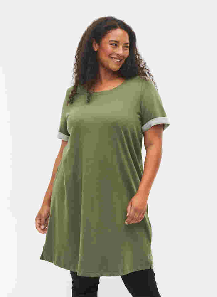 Sweater dress with short sleeves and slits, Thyme, Model