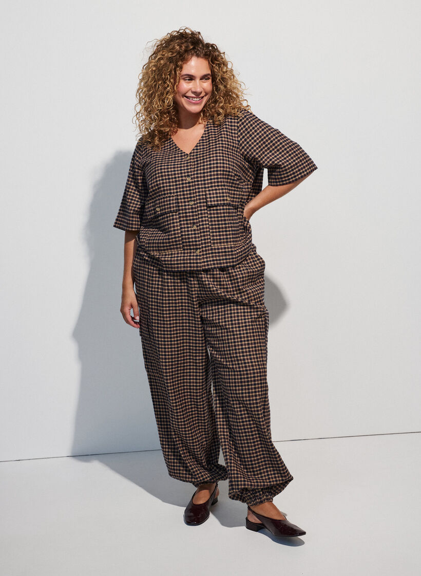 Checked cotton cargo trousers, Brown, Model image number 1