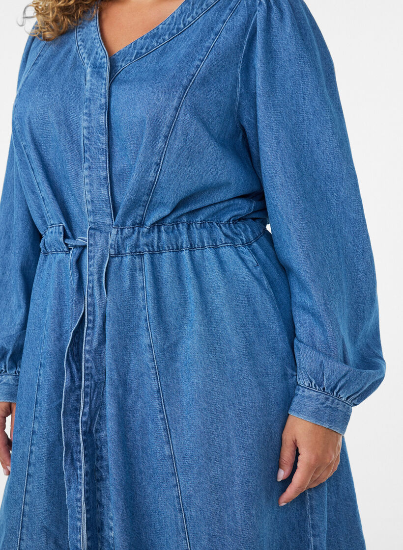 Denim dress with V-neck and tie-belt, Light Blue, Model image number 3