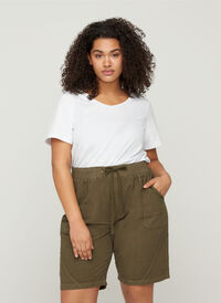 Loose cotton shorts with pockets, Ivy Green, Model