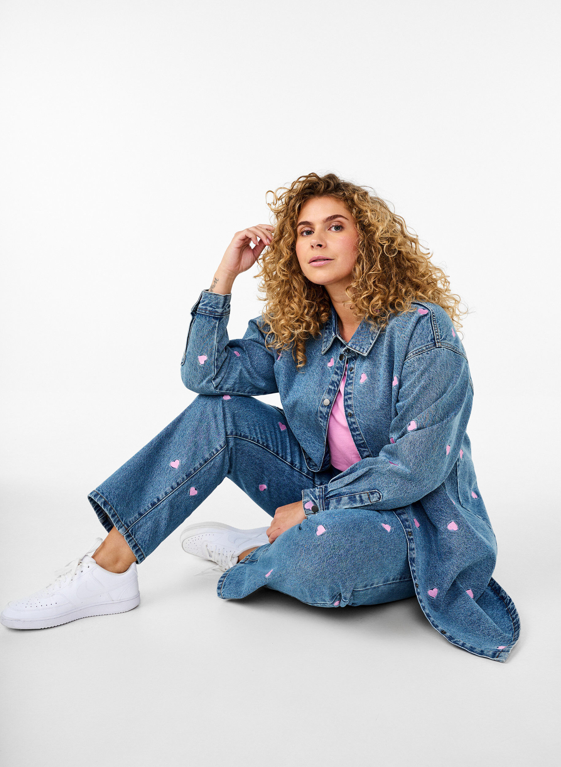 Zizzifashion Loose denim shirt with embroidered hearts, Light Blue Heart, Image image number 0