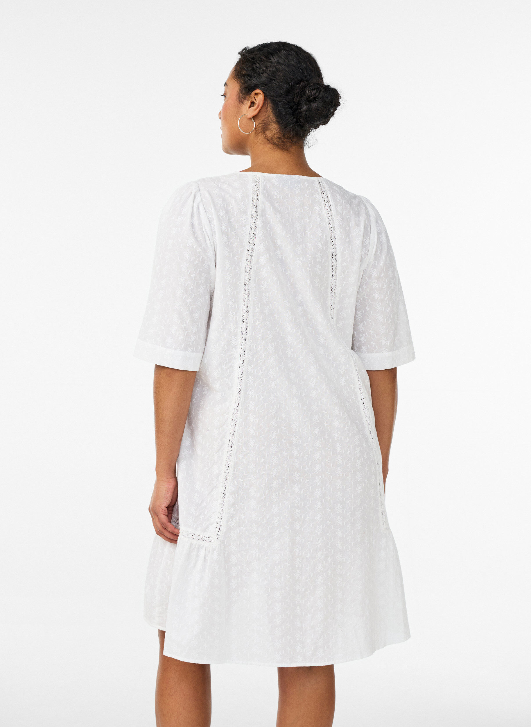 Zizzifashion Knee-length cotton dress with embroidery and a V-neck, White, Model image number 2