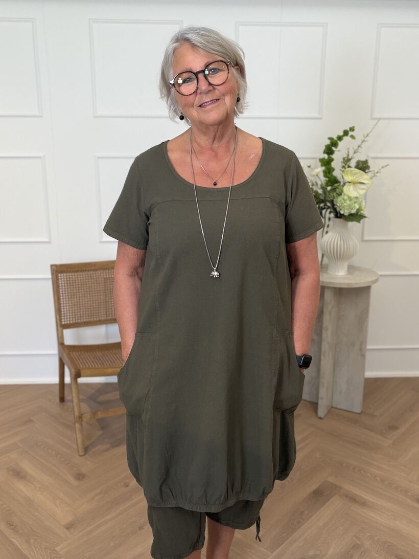 Relaxed olive-green everyday look, , Model